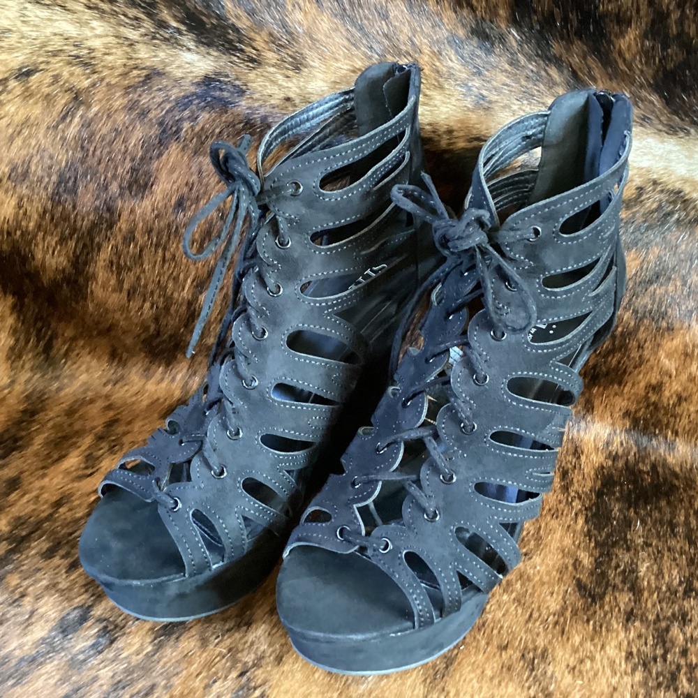 Shi By Journeys Black Lace Design Peep Toe Zipp Back Wedge Heels